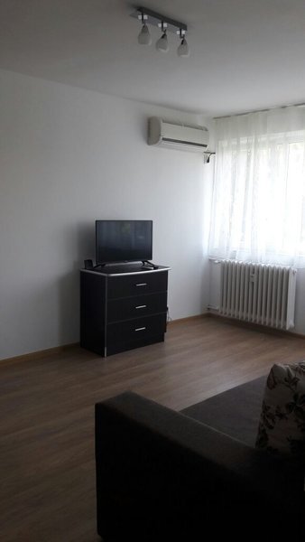 Piata Moghioros, apartament cu 2 camere, renovat, mobilat.